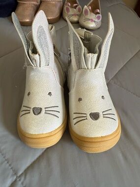 Cat & Jack Kids Bunny Ear Boots in Cream and Gum